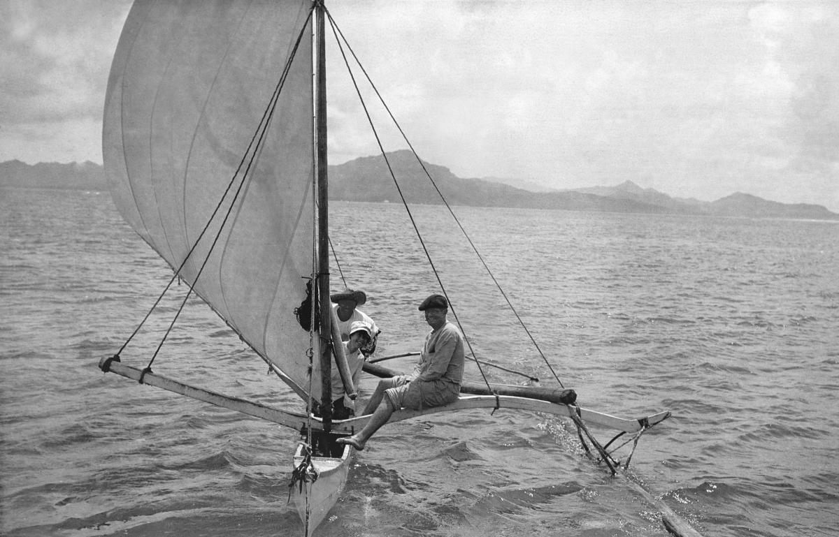 Sur la pirogue à voile de Tehei, entre Raiatea et Tahaa, 6 avril 1908. Courtesy of Jack London Papers, The Huntington Library