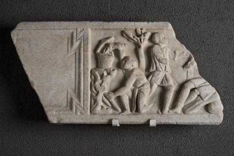 Fragment de couvercle de sarcophage, ©Lysiane Gauthier, mairie de Bordeaux