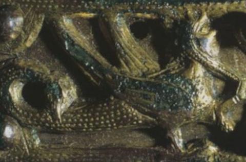 Boucle de ceinture décorée d’un griffon. Moyen Âge. Or et bronze.