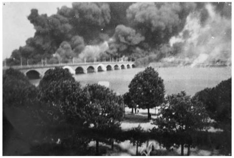 Incendie des quais de Queyries et Deschamps. Août 1944, Centre J. Moulin, DR