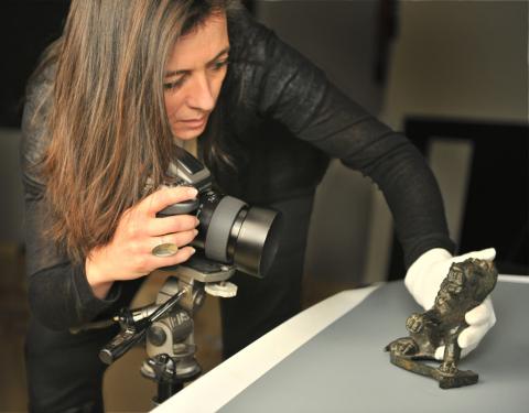 Lysiane Gauthier photograhping an archeologic artefact. Photo F. Deval City hall of Bordeaux