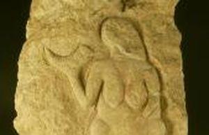 Vénus de Laussel, Marquay, Dordogne, Gravettien, environ – 25 000 ans, calcaire et ocre, Inv. 61.3.1,collection musée d'Aquitaine