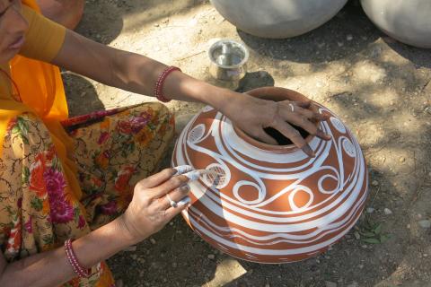 Peinture d’une jarre à eau dans le Gujarat (Nord de l’Inde), © Valentine Roux